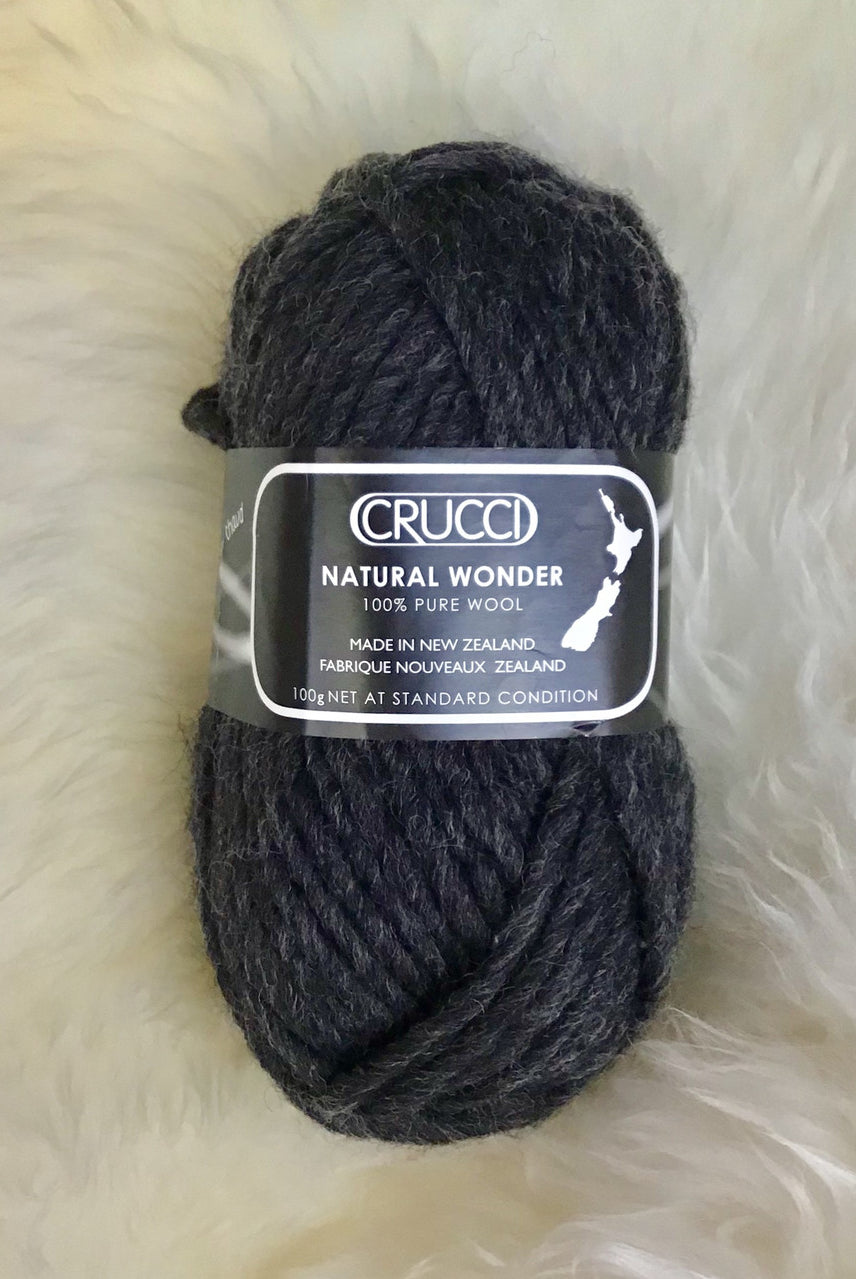 Ball of yarn in colour charcoal.