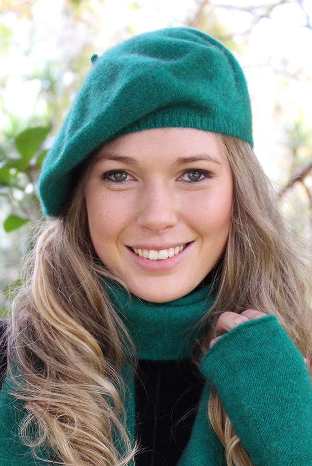Person wearing gloves colour Emerald