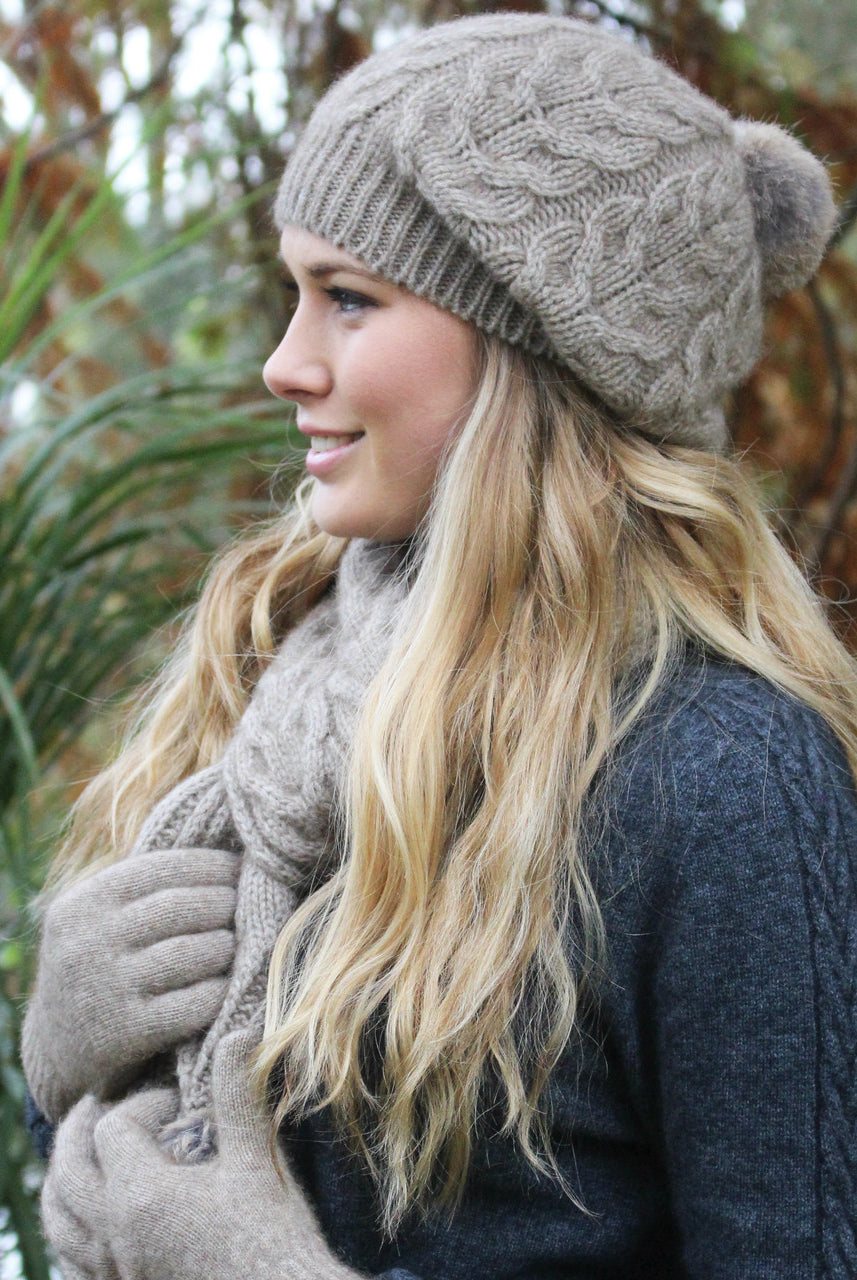 Beanie and scarf in colour Natural