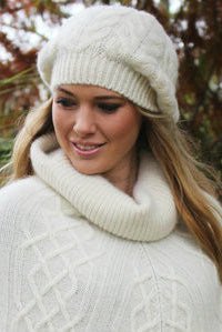 Girl wearing Beanie in colour Natural
