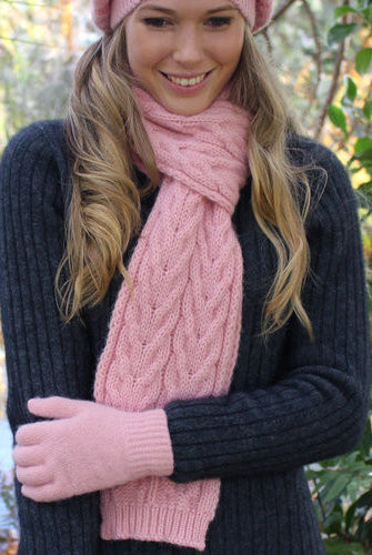 Beanie, scarf and gloves in colour Rose