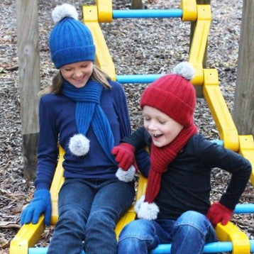Children wearing beanie and scarf, colour Lagoon & Red
