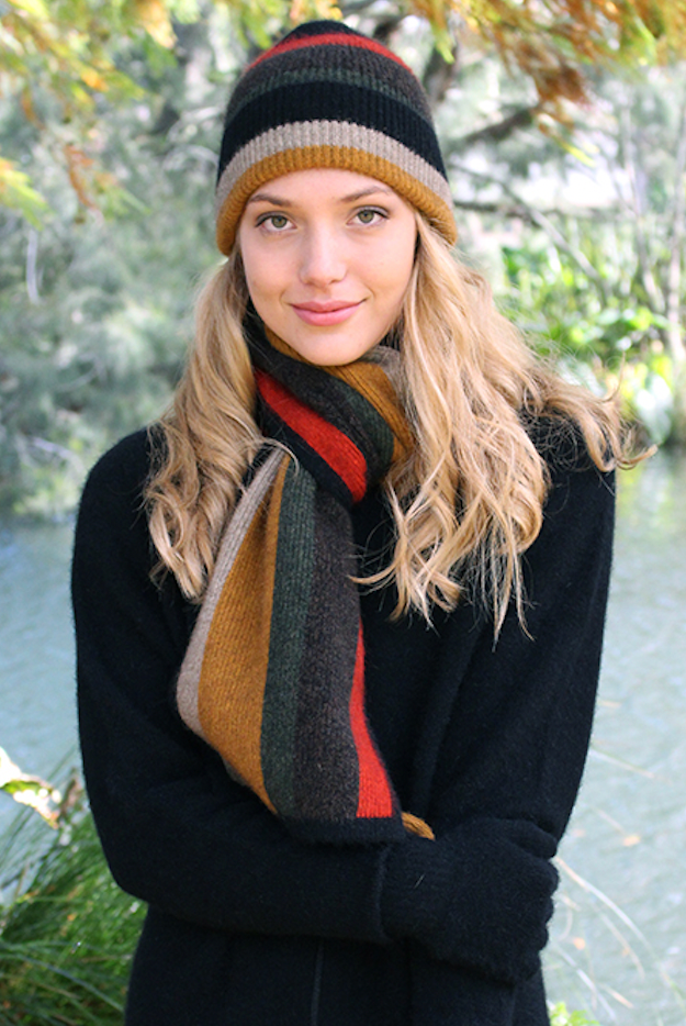 Woman wearing tempo scarf in colour Gold
