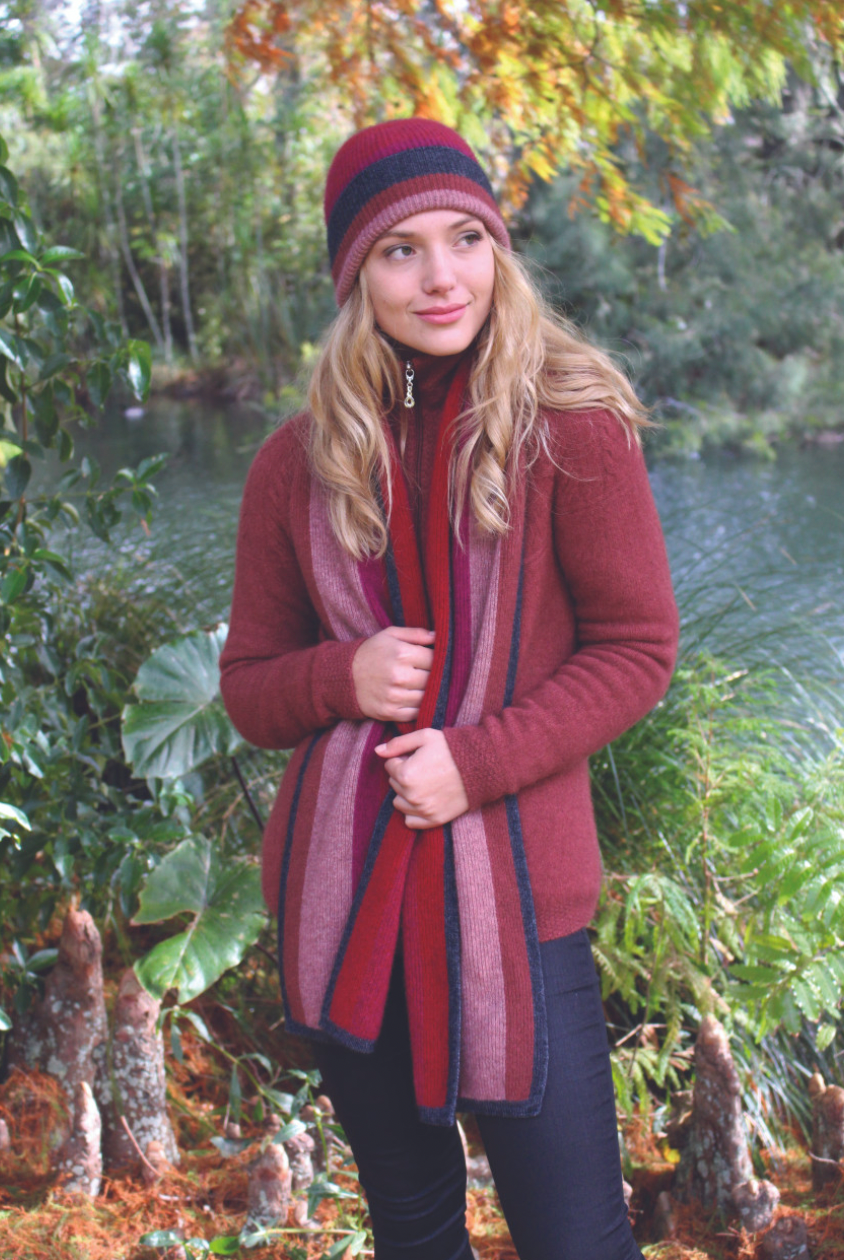 Woman wearing tempo scarf in colour Pink