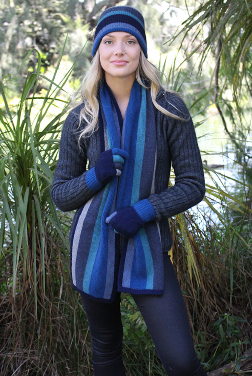Woman wearing tempo scarf in colour Lagoon