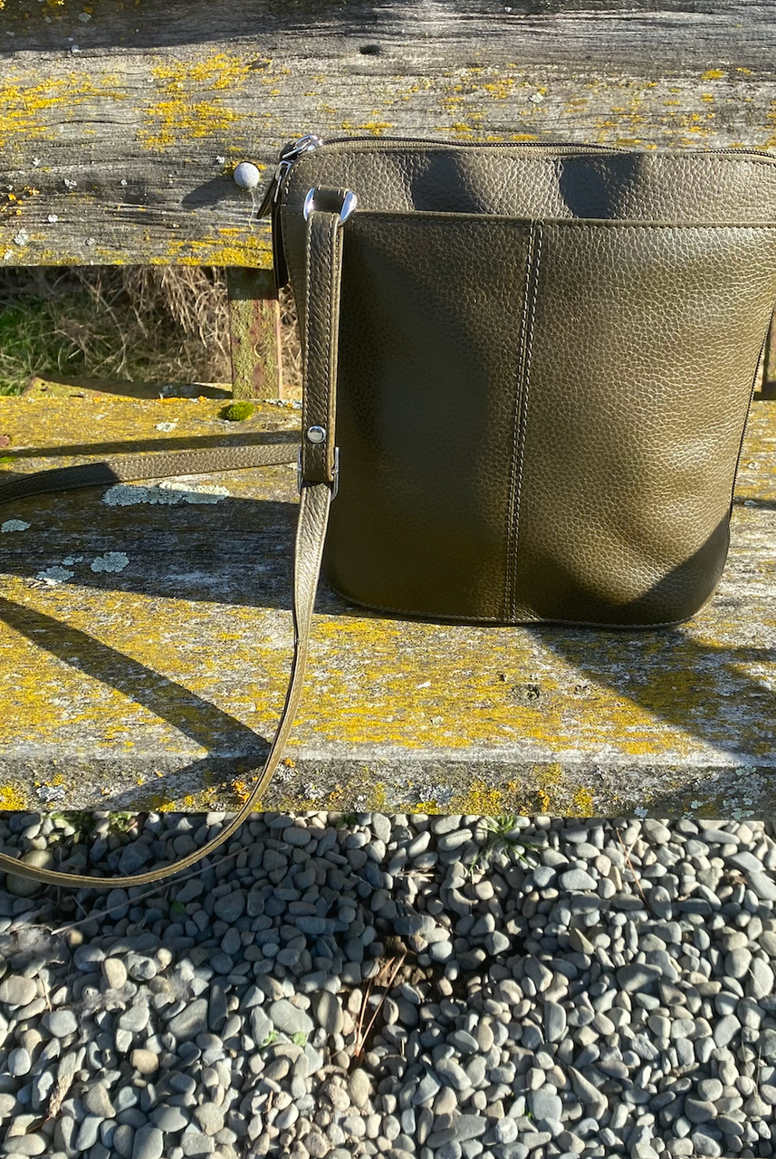 Baron & Burton- Large Genuine Leather Handbag (23832)