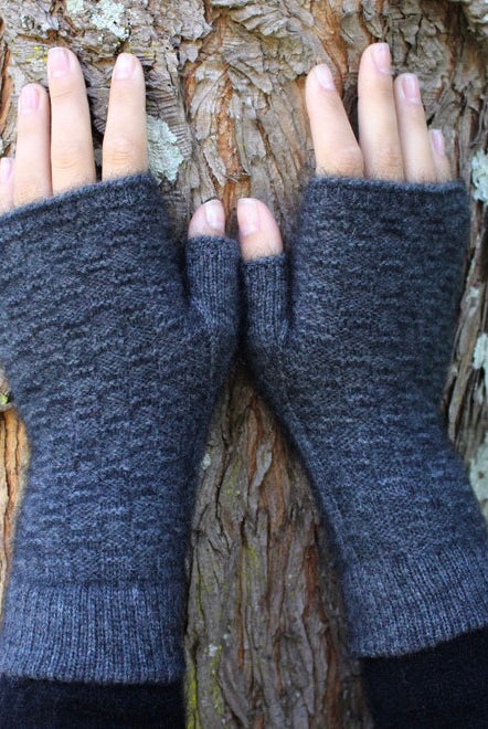 Fingerless gloves in colour Charcoal