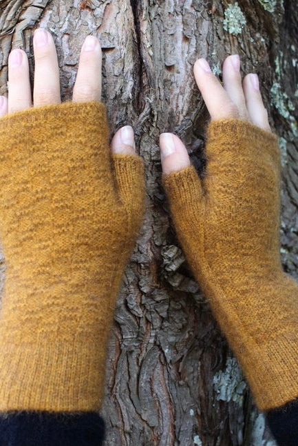Fingerless gloves in colour Gold