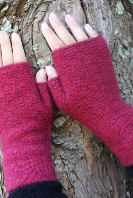 Fingerless gloves in colour Raspberry