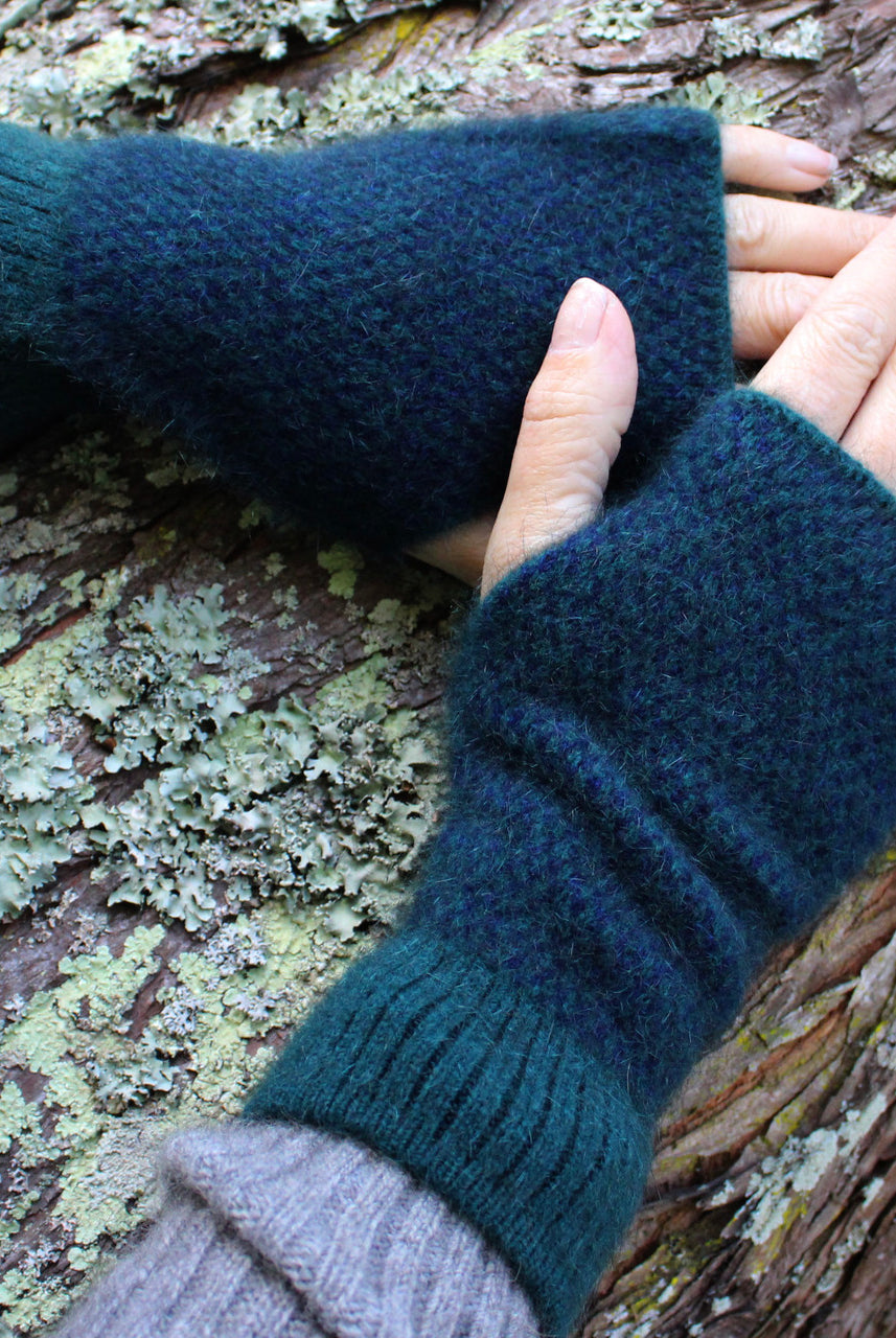 Fitted mittens in Tasman/Midnight