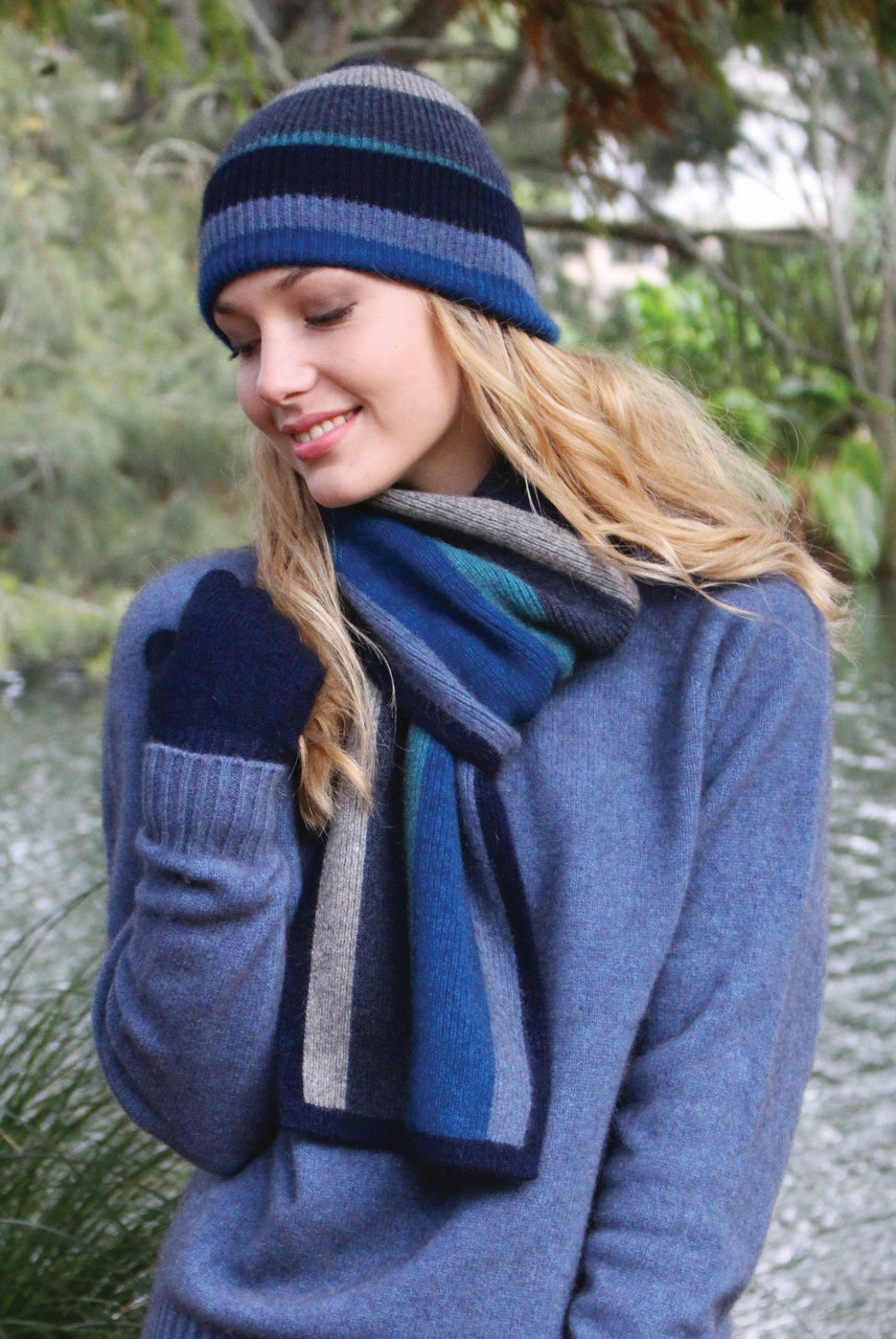 Woman wearing tempo scarf in colour Lagoon