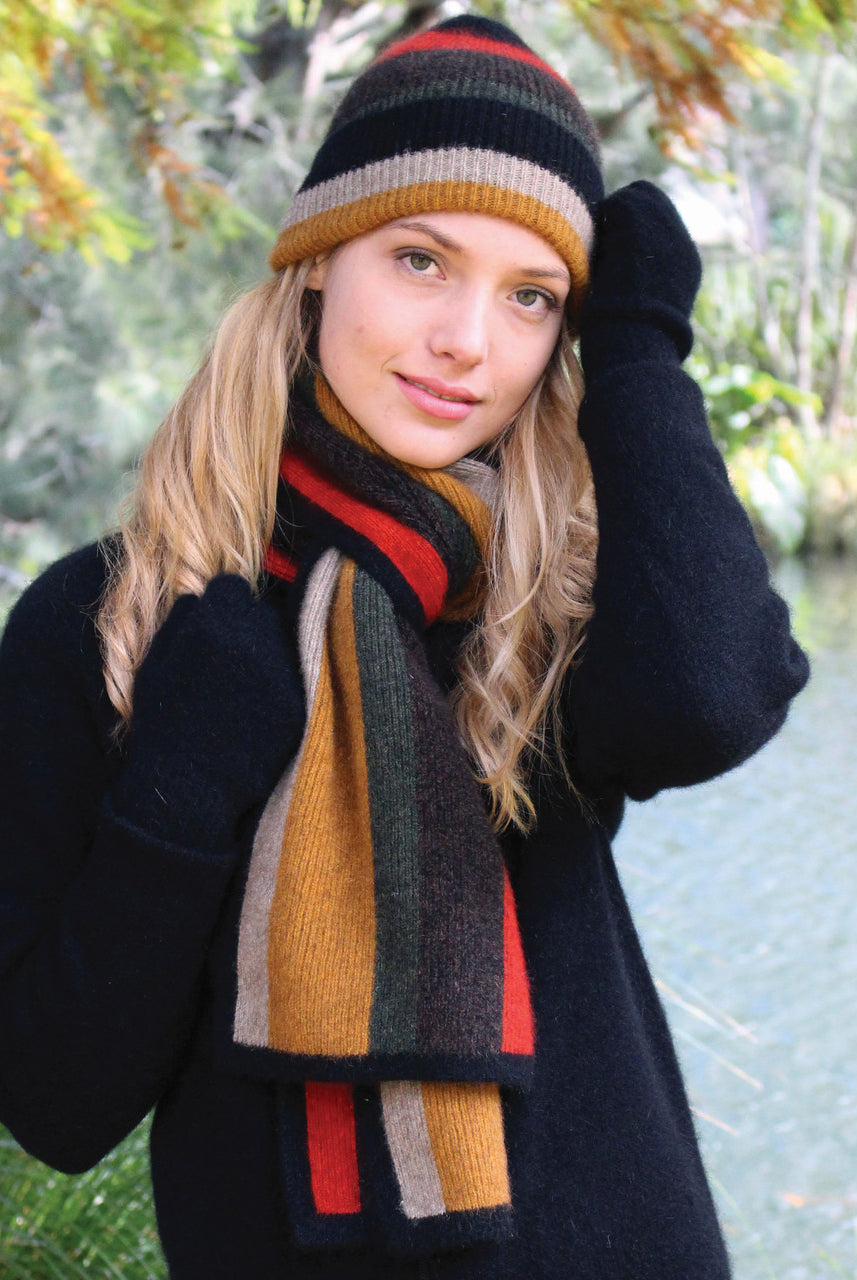 Woman wearing tempo scarf in colour Gold