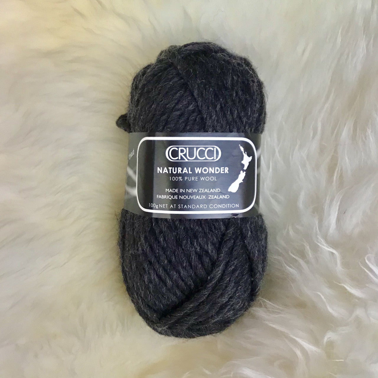 Ball of yarn in colour charcoal.