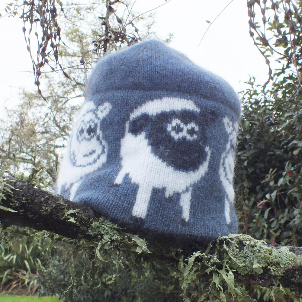 Beanie in colour blue.