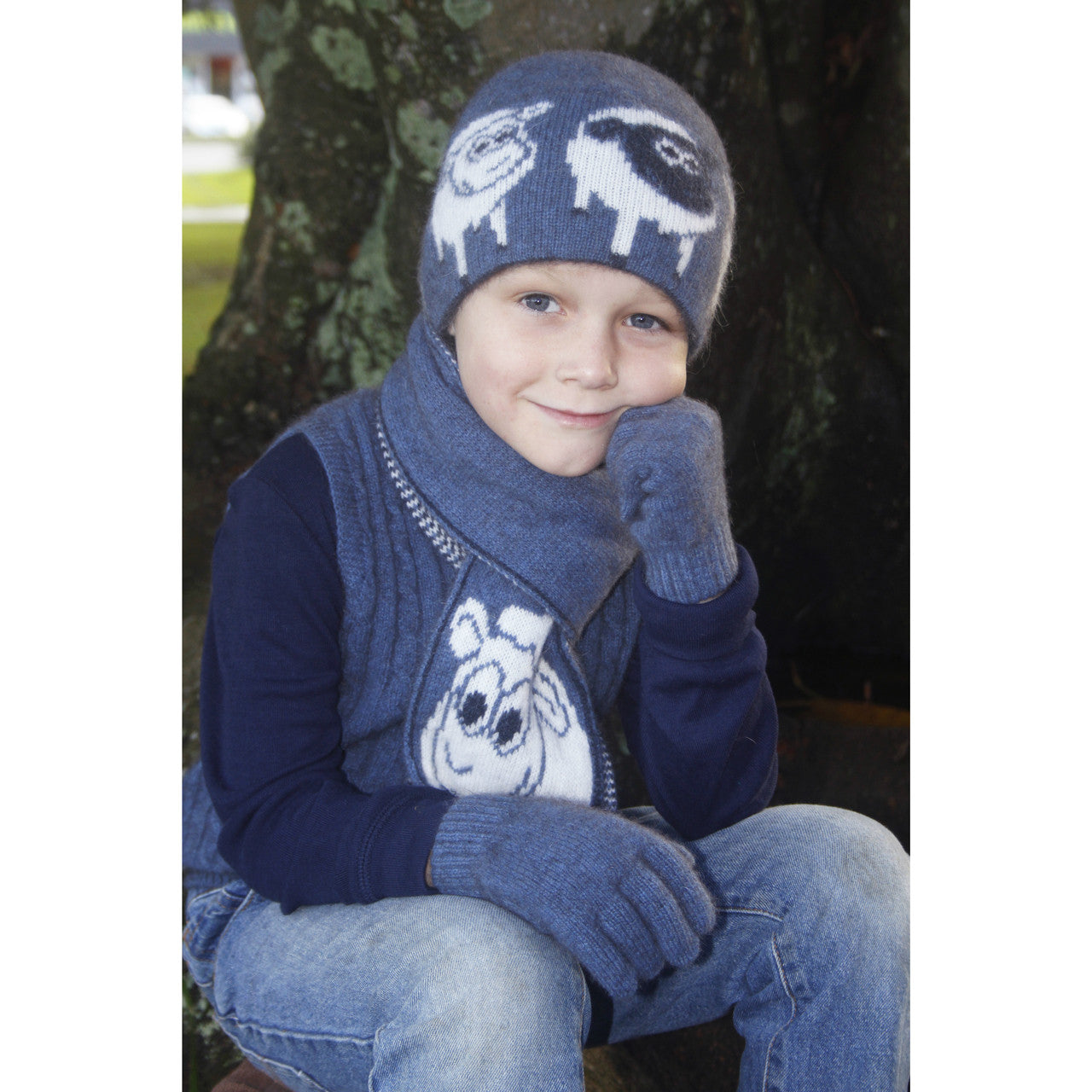 Boy sitting wearing Beanie in colour blue.
