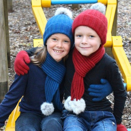 Children wearing beanie and scarf, colour Lagoon & Red
