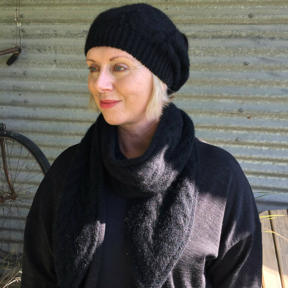 Beanie with pom pom in colour Black