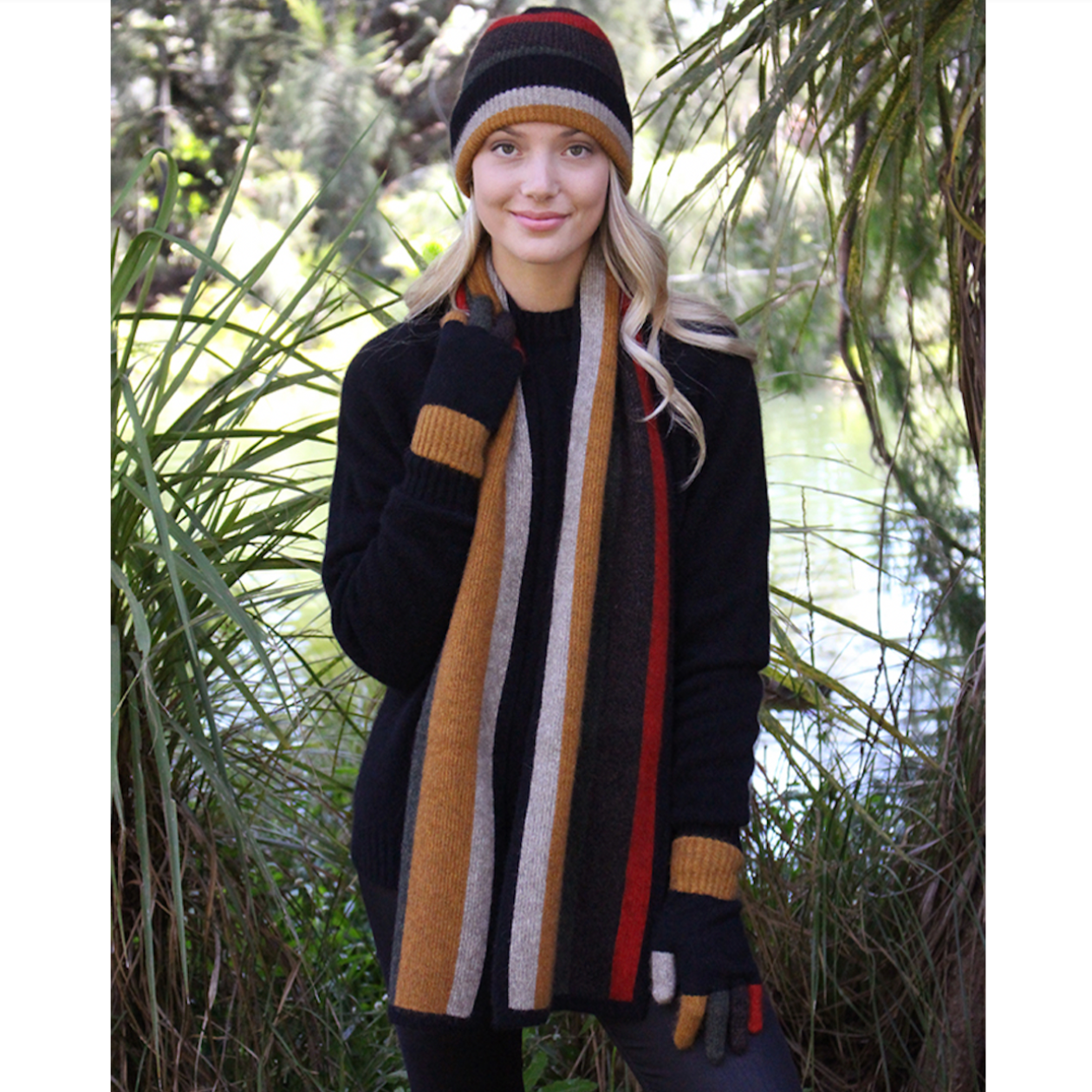 Woman wearing tempo scarf in colour Gold
