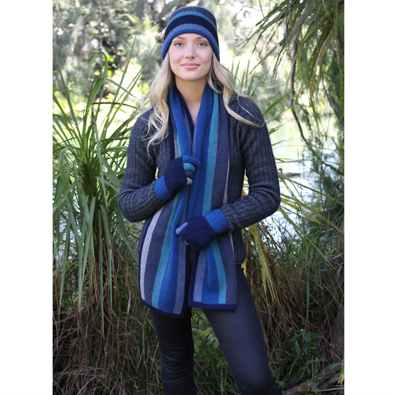 Woman wearing tempo scarf in colour Lagoon