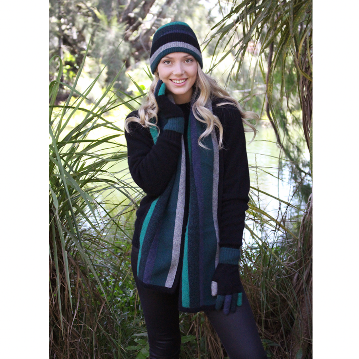 Scarf and beanie set in colour Tasman
