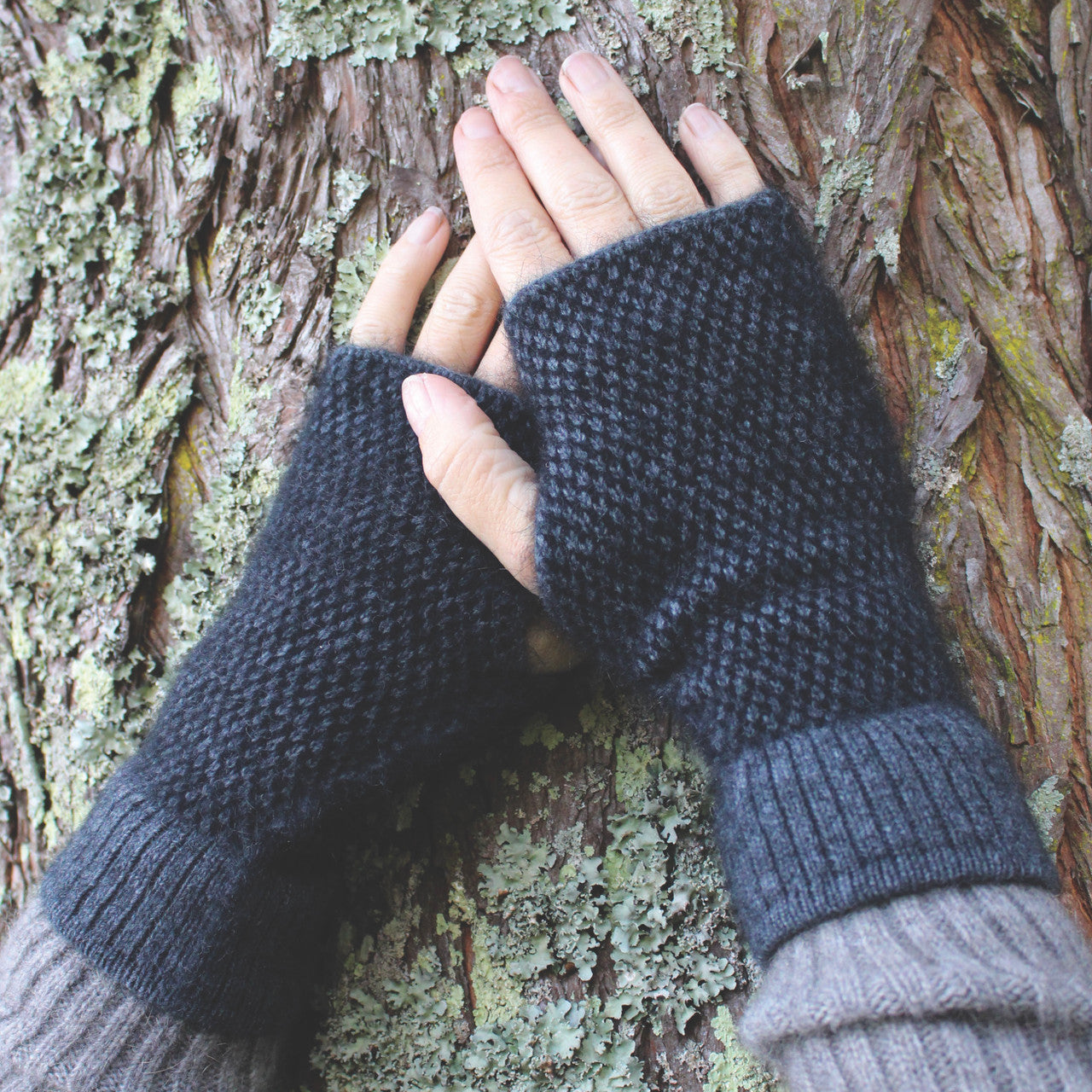 Fitted mittens in Charcoal/Black