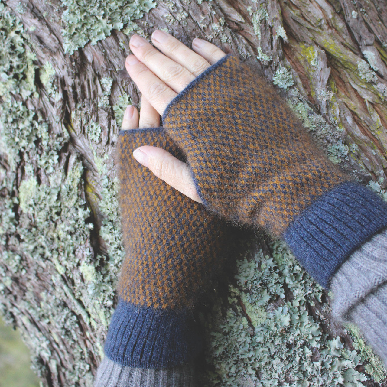 Fitted mittens in Denim/Gold