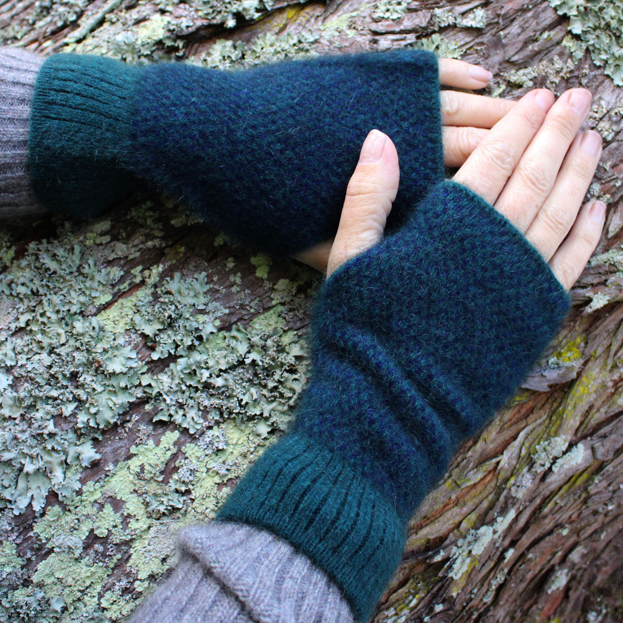 Fitted mittens in Tasman/Midnight